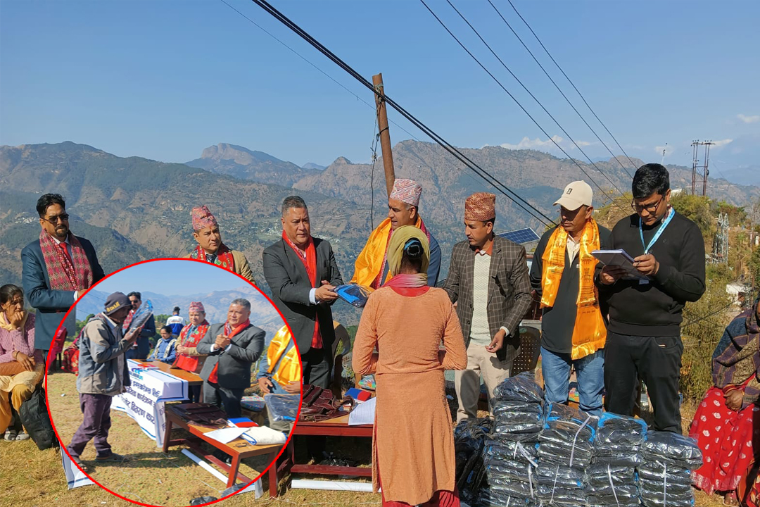 हिमालयन लाइफ इन्स्योरेन्स बैतडीले बाँड्योे गरिब तथा असाहयलाई न्यानो लुगा 